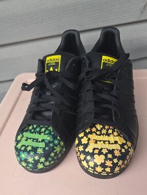 Adidas/ Pharrell Williams shoes in excellent used condition. Mens size 11